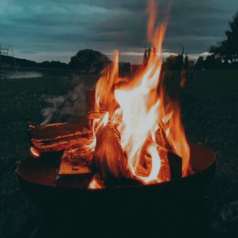 Feuerschale aus Metall mit brennendem Lagerfeuer