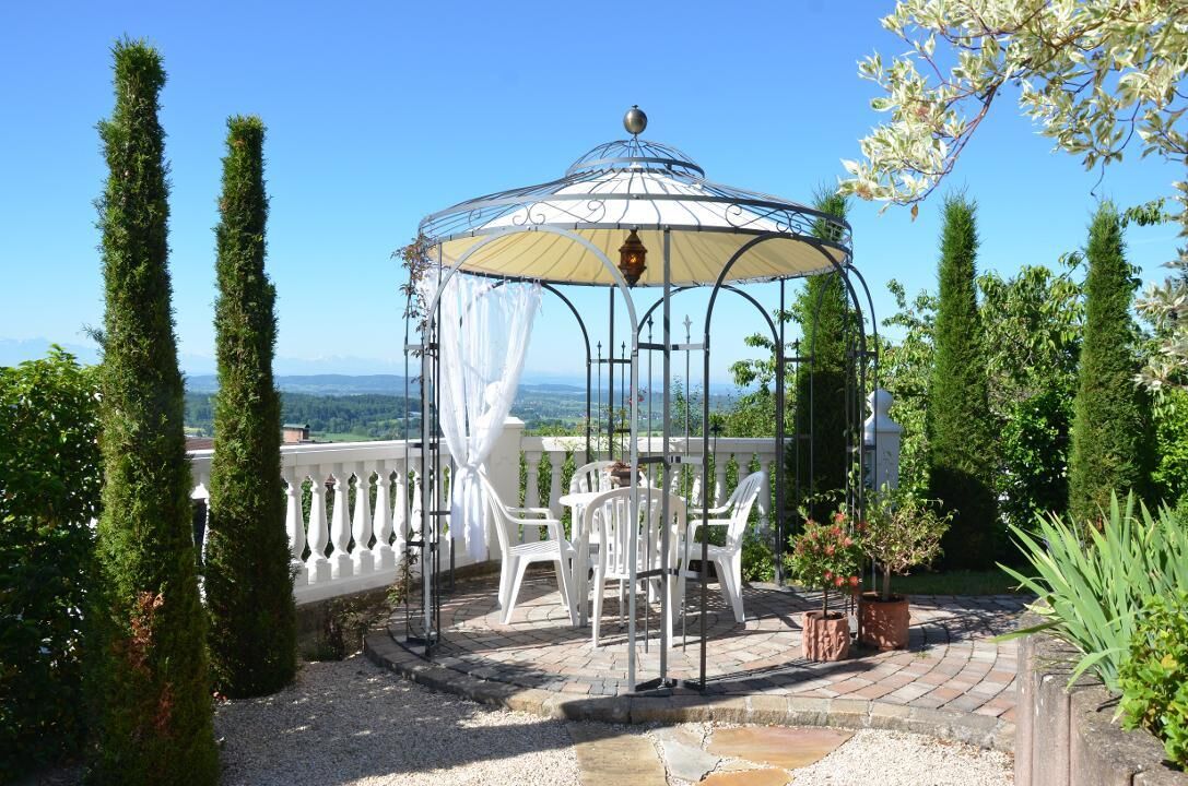Anstellpavillon oder freistehender Pavillon Milano in pulverbeschichtet anthrazit vor einer idyllischen Berglandschaft