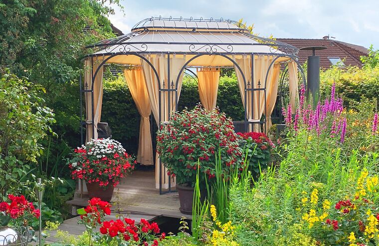 Pavillon Verona in pulverbeschichtet Anthrazit in einem Duftgarten mit bunten Blüten