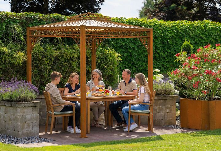 Muttertagsfrühstück unter dem Pavillon Meran in einem grünen Garten