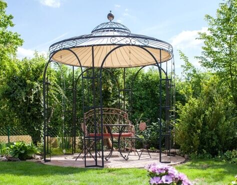 Pavillon Milano in pulverbeschichtet anthrazit mit Sonnensegel und Messingkugel in einem Garten