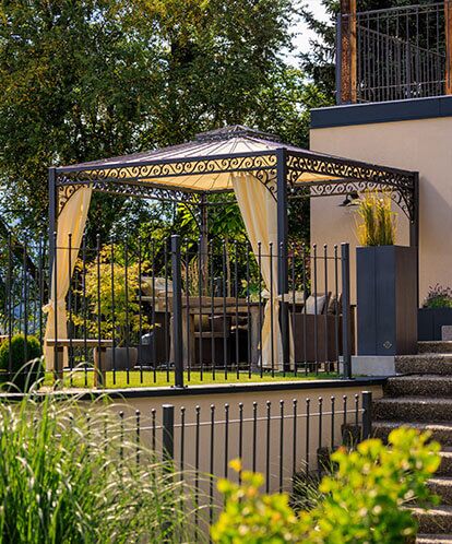 Pavillon Genua in anthrazit mit Sonnensegel und Vorhängen