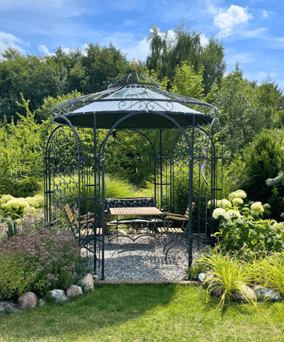 Pavillon Milano in pulverbeschichtet anthrazit mit Sonnensegel und Rankgitter Rosa auf einer Terrasse