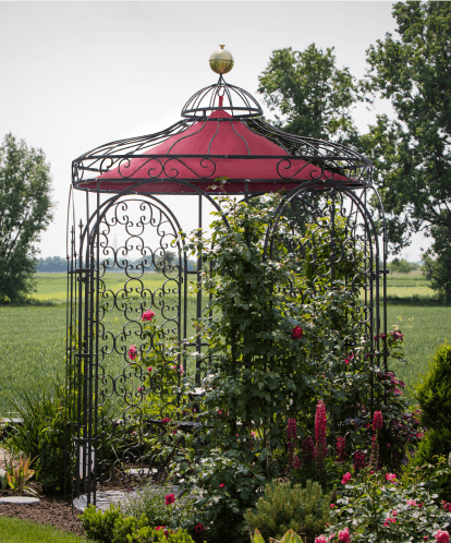 ELEO Pavillon Siena in Pulverbeschichtet anthrazit mit roten Sonnensegel und Rankgitter Rosa