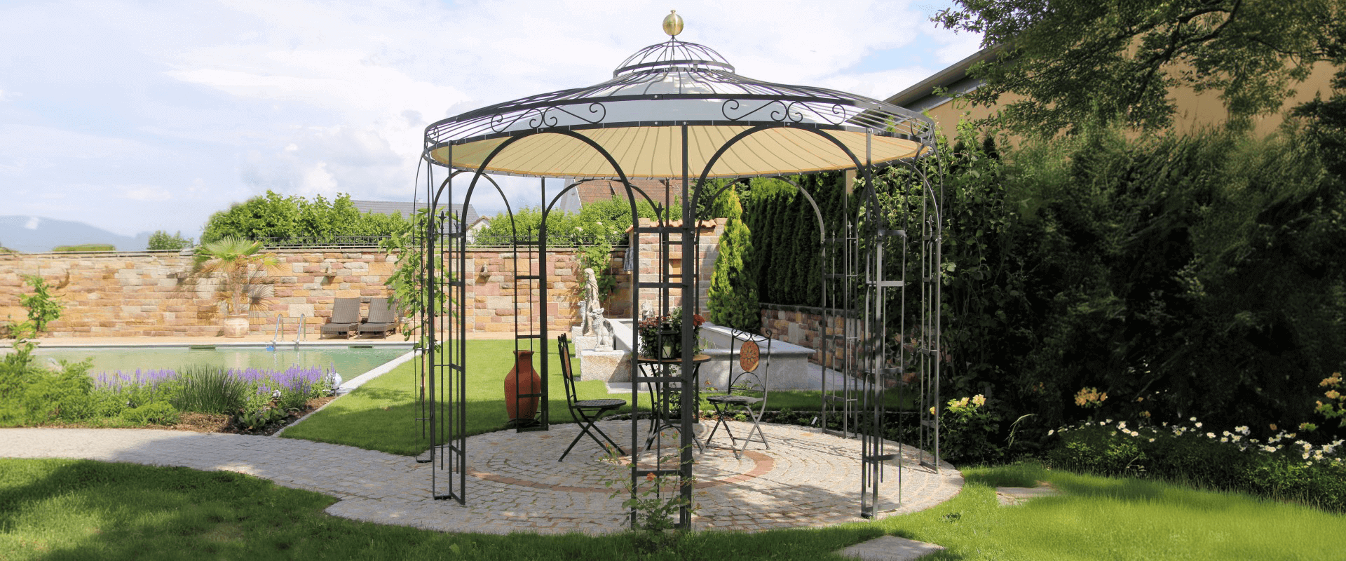 ELEO Pavillon Florenz in Pulverbeschichtet anthrazit vor einem stillvollen Pool