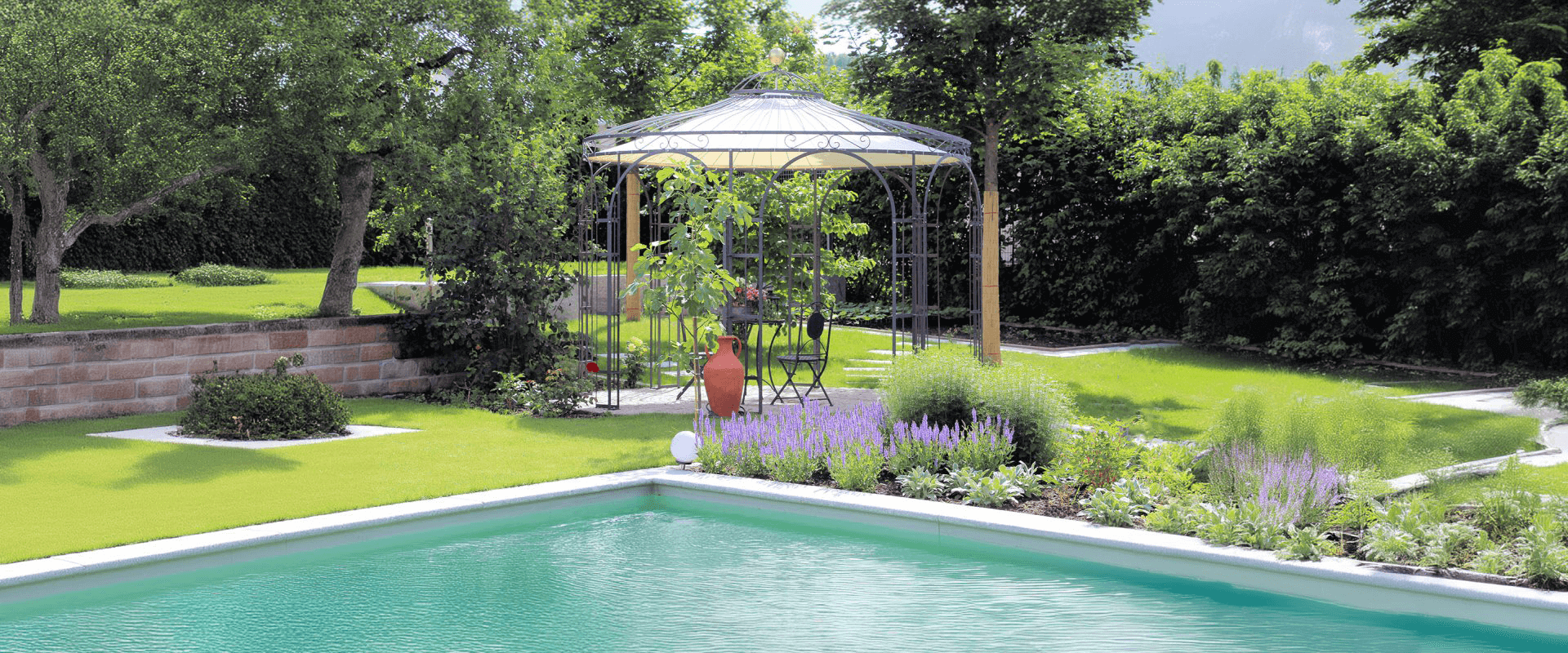ELEO Pavillon Florenz in Pulverbeschichtet anthrazit mit Sonnesegel hinter Pool